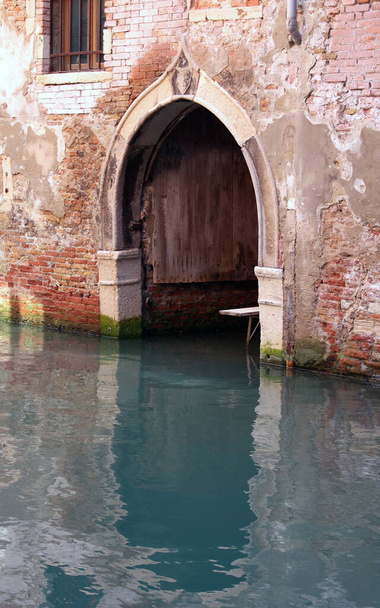 Tor am Kanal in Venedig - Foto, Bild