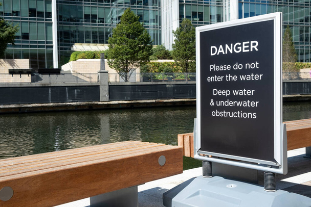 Varoitusmerkki ilmoittaa yleisölle, että laiturien reunan läheisyydessä on oltava varovainen Canary Wharfin (Lontoo) syvien vesien ja vedenalaisten esteiden vuoksi.. - Valokuva, kuva