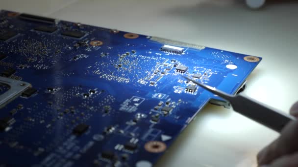 When repairing the motherboard, the chip is unsoldered. Repair and maintenance of computers. - Filmagem, Vídeo