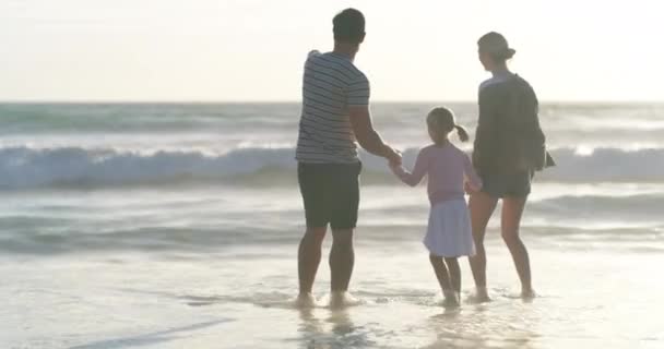 Family walking together on the beach to bond with each other. Spending quality time outside with your child on vacation. Building a healthy connection and positive memories with your partner and kid - Πλάνα, βίντεο