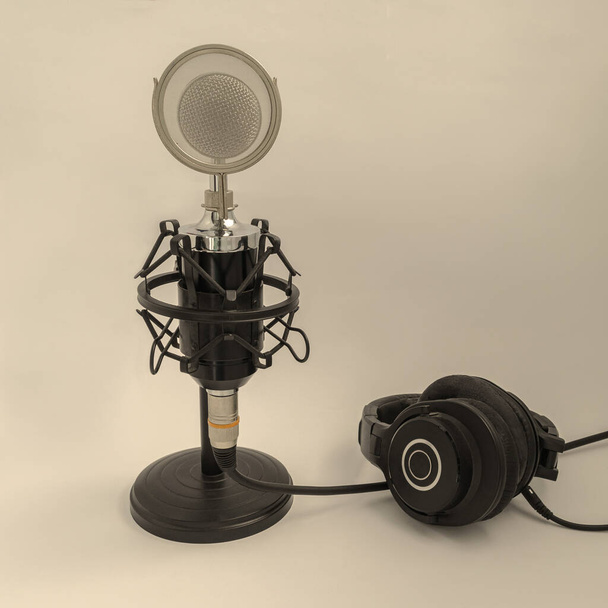 Studio microphone and headphones. Basic recording tools - 写真・画像