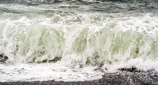 嵐の中で白い波頭と重い波 - 写真・画像