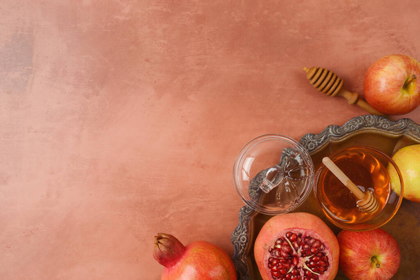 Jewish holiday Rosh Hashana flat lay composition with honey, apple and pomegranate on vintage background. Top view - Fotoğraf, Görsel
