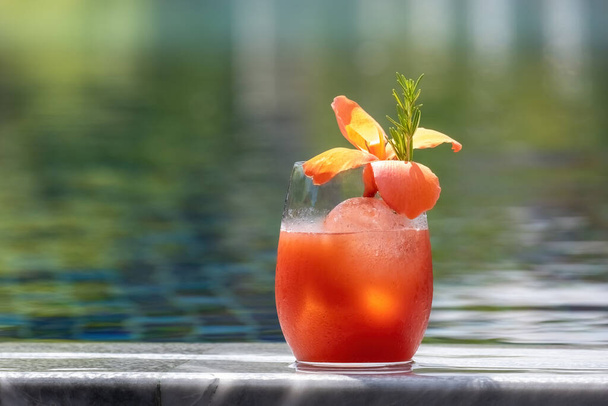 Erfrischender Zitrus- und alkoholischer Cocktail auf dunklem Hintergrund - Foto, Bild