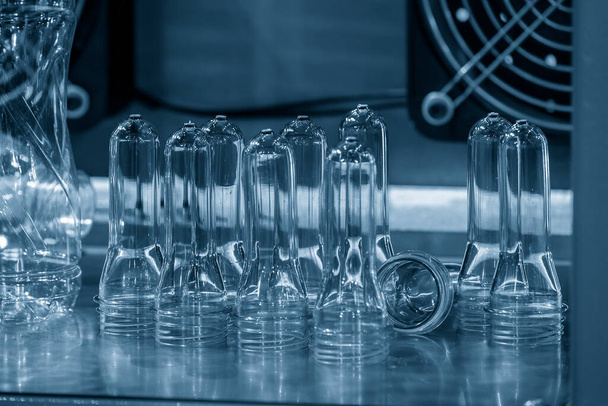 A PET palackok előformájának közeli jelenete. A műanyag palack gyártási folyamatának nyersanyaga. - Fotó, kép