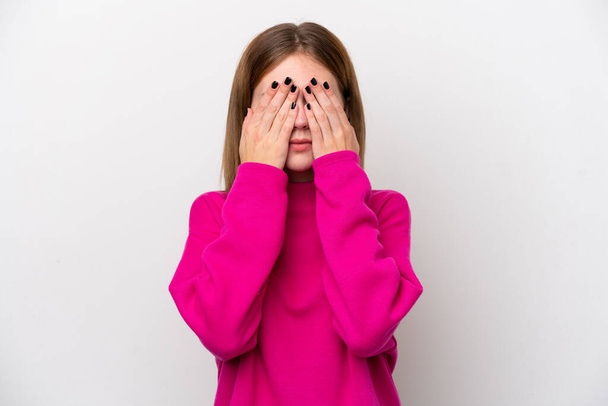Nuori Englanti nainen eristetty valkoisella taustalla peittävät silmät käsin - Valokuva, kuva