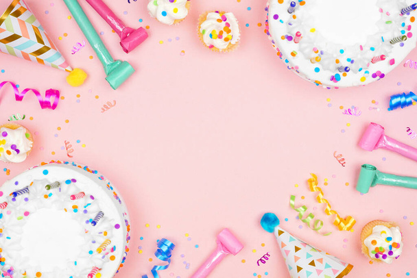 Πλαίσιο πάρτι γενεθλίων σε μαλακό ροζ φόντο. Κάτοψη με κέικ, καπέλα πάρτι και κομφετί. Αντιγραφή χώρου. - Φωτογραφία, εικόνα
