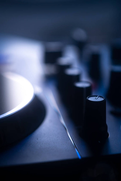 Gece kulübü elektronik müzik evi disko ışıkları DJ turntable 'ları. - Fotoğraf, Görsel