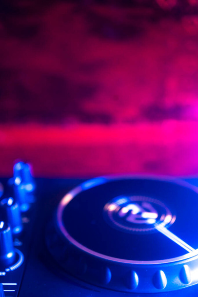 Gramofony Dj w klubie nocnym elektroniczny dom muzyczny disco party lights. - Zdjęcie, obraz