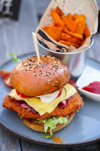tasty and delicious hamburger fresh and unhealthy zinger burger chicken burger fast food meal - Zdjęcie, obraz