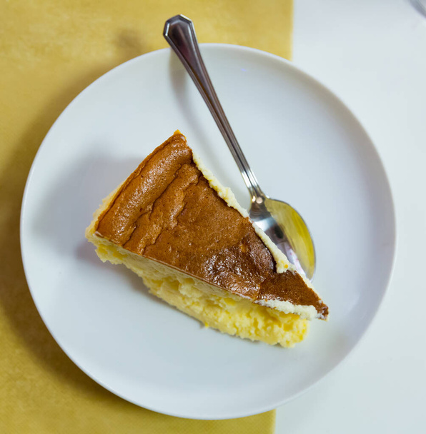 Slice of easy and tasty Tarta de queso cheesecake. Homemade baking.. - Foto, afbeelding