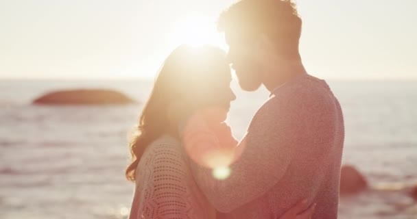 Романтическая, счастливая и обнимающая молодая пара, делящая прекрасный момент на пляжном закате. В любовных партнёрах, наслаждающихся романтикой у океана. Беззаботные люди любят море и открытое море вместе. - Кадры, видео