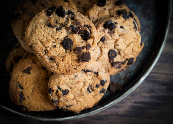 Cookies with chocolate on a dark background - Foto, afbeelding