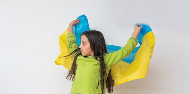 little girl holding the flag of Ukraine. - Foto, imagen