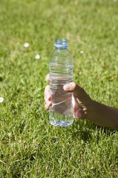 otworzyć plastikową butelkę wody w ręku - Zdjęcie, obraz