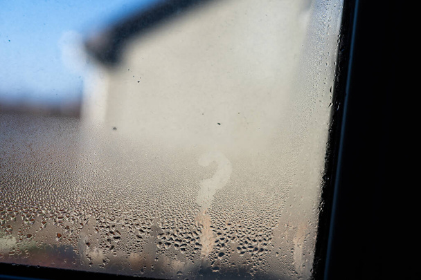 Gotas de agua fondo de condensación de rocío sobre vidrio, humedad y niebla en blanco. Afuera, mal tiempo, lluvia. - Foto, Imagen