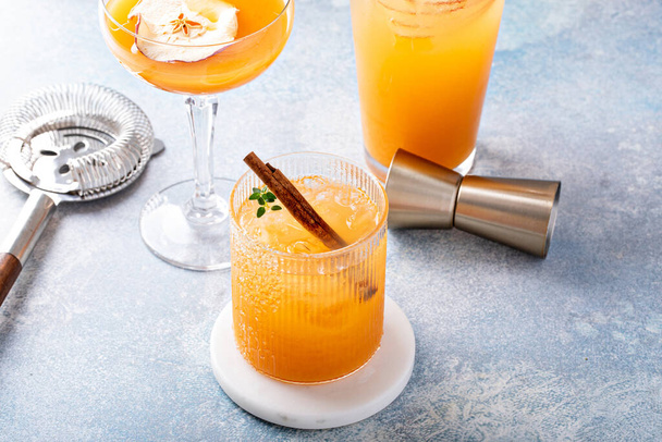 Variety of fall cocktails or mocktails made with apple cider in a light and bright setting, Thanksgiving drinks ideas - Foto, Bild