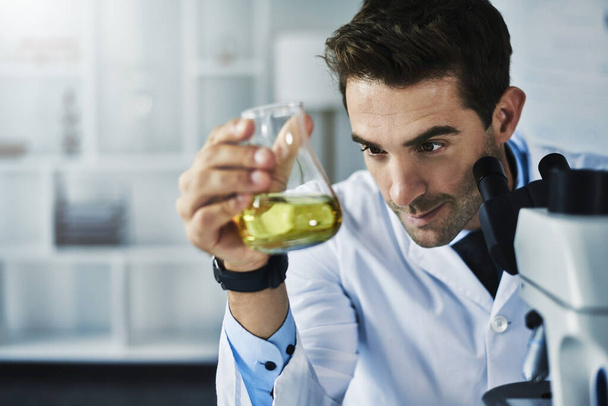 Now to test my theory. a scientist conducting an experiment in a lab - Foto, imagen