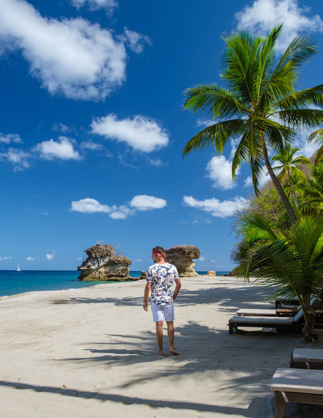 Anse Chastanet Beach St Lucia Caribbean Island, Tropical St Lucia, νέοι άνδρες με τα πόδια στη λευκή παραλία. Τροπική παραλία στην Αγία Λουκία, Καυκάσιοι άνδρες στην παραλία - Φωτογραφία, εικόνα