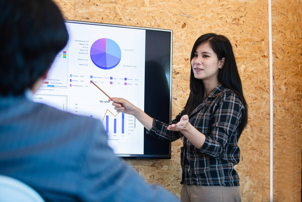 Asian young businesswoman presentation pointing digital board in meeting boardroom. brainstorming executive training business cocept. - Fotoğraf, Görsel