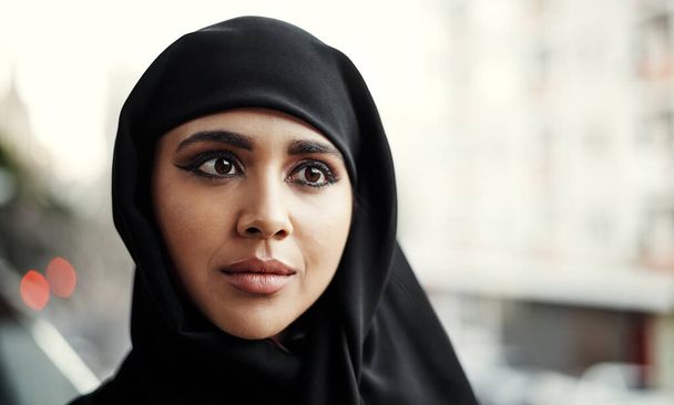 Πάντα έχει μια φαεινή ιδέα. μια ελκυστική νεαρή επιχειρηματίας ντυμένη με ισλαμικά παραδοσιακά ρούχα στέκεται στο μπαλκόνι του γραφείου της - Φωτογραφία, εικόνα