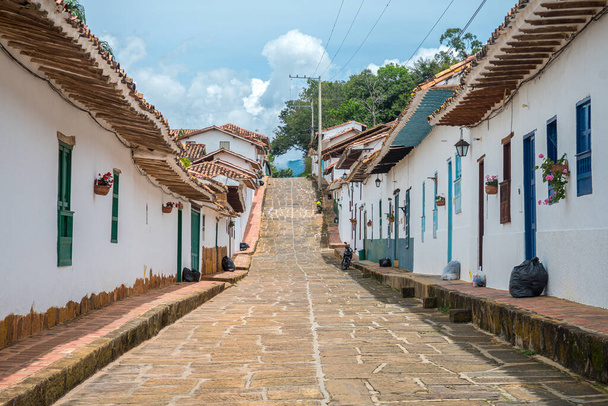  θέα στο δρόμο της αποικιακής πόλης Barichara, Κολομβία - Φωτογραφία, εικόνα