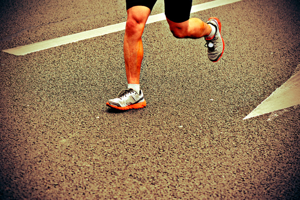 Maratona atleti gambe in esecuzione su strada di città
 - Foto, immagini