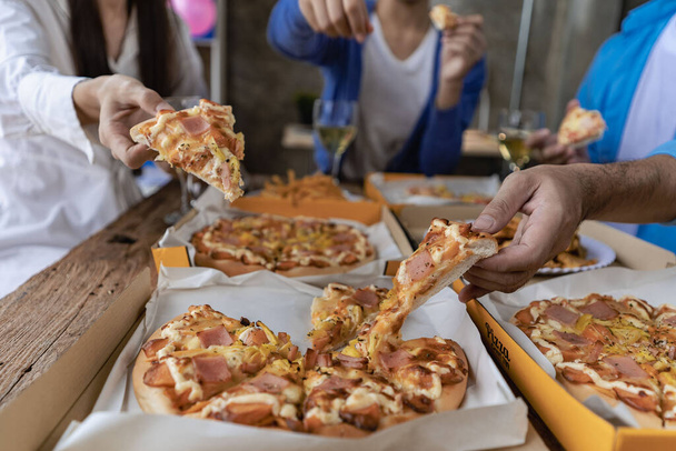 Група чоловіків і жінок обід піци в офісі після концепції робочого святкування
 - Фото, зображення
