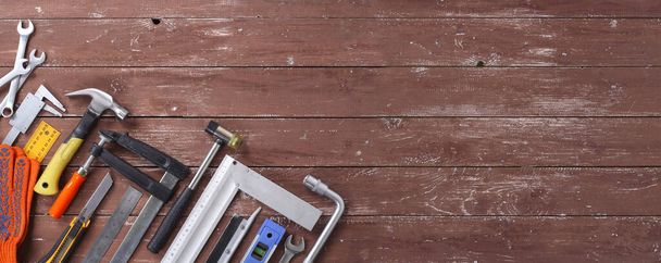 Набор инструментов для построения и ремонта баннеров на деревянном фоне - Фото, изображение
