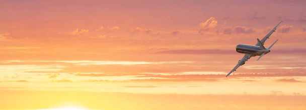 Літак. Пейзаж з великим пасажирським літаком летить у драматичному небі на барвистому заході сонця. Подорож. Пасажирські літаки приземляються в сутінках. Ділова поїздка. Комерційний літак
 - Фото, зображення