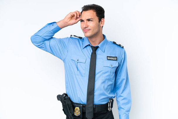 Молодий поліцейський кавказький чоловік ізольований на білому тлі має сумніви і з плутаниною вираз обличчя
 - Фото, зображення