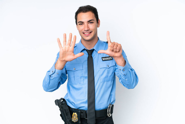 Молодий поліцейський білий чоловік ізольований на білому тлі, рахуючи сім пальцями
 - Фото, зображення