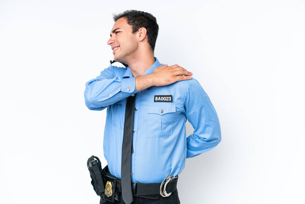 Молодий поліцейський кавказький чоловік ізольований на білому тлі, страждає від болю в плечі за те, що зробив зусилля
 - Фото, зображення