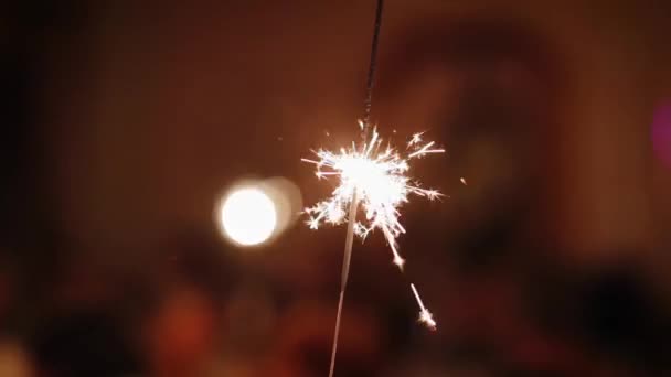 Κοντινό πλάνο του λαμπερού πυροτέχνημα κάψιμο σε κάποια γιορτή. Γενέθλια ή παραμονή Πρωτοχρονιάς το βράδυ κόμμα - Πλάνα, βίντεο