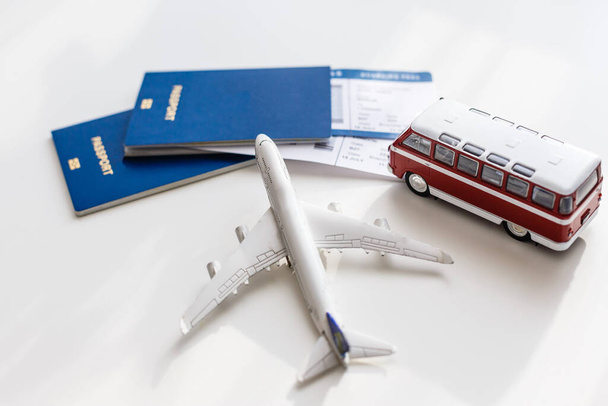 Mini bus de juguete, avión, pasaportes, billetes idea de viaje para el viaje. - Foto, imagen