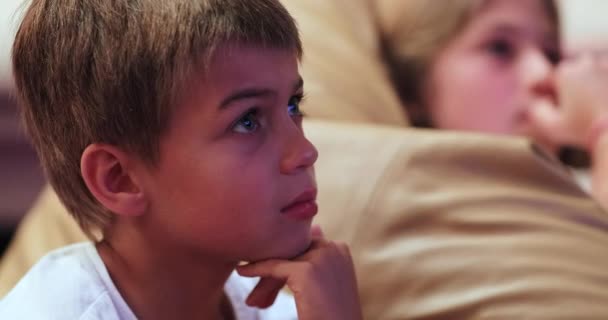 Mały chłopiec reakcji na straszny film na ekranie w godzinach wieczornych szczery i autentyczny - Materiał filmowy, wideo