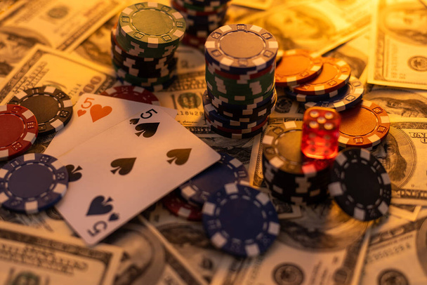 ポーカーカードロイヤルフラッシュ、現金通貨ドル紙幣。ギャンブル、カジノチップ、デバイス。カジノトークン、ゲームチップ、チェック、またはカジノクラブの緑のテーブルのチェック. - 写真・画像