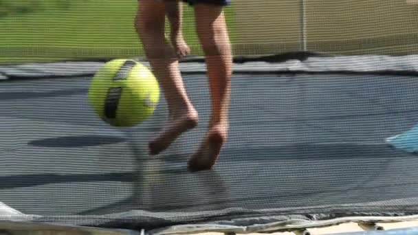 Kinder springen in Zeitlupe auf Trampolin - Filmmaterial, Video