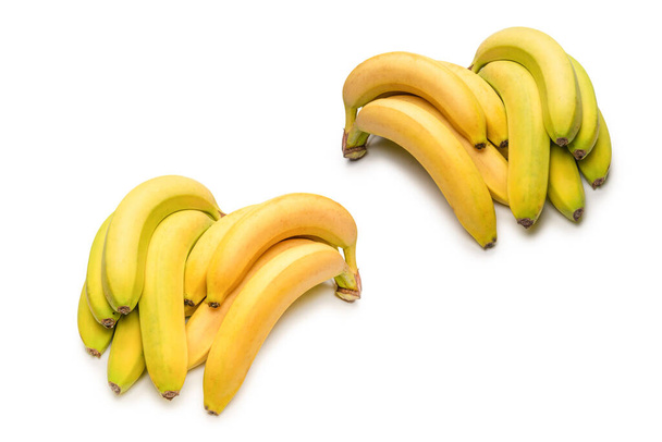 Купка бананів ізольована на білому тлі
.  - Фото, зображення