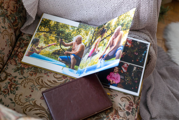 książki fotograficznej podróży w pobliżu choinki - Zdjęcie, obraz