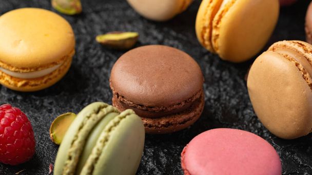 Hausgemachte Macarons Schokolade, Pistazie, Zitrone und Himbeere Französisch Sandwich Cookies. - Foto, Bild