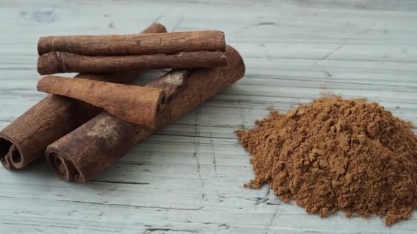 Ground cinnamon and cinnamon sticks (Cinnamomum zeylanicum) - Felvétel, videó