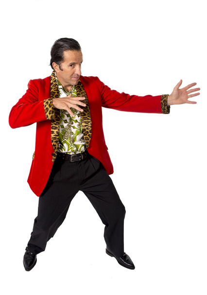 divertido rastrillo playboy y bon vivant maduro hombre usando rojo casino chaqueta y hawaiano camisa de pie feliz posando gigolo por igual
 - Foto, Imagen