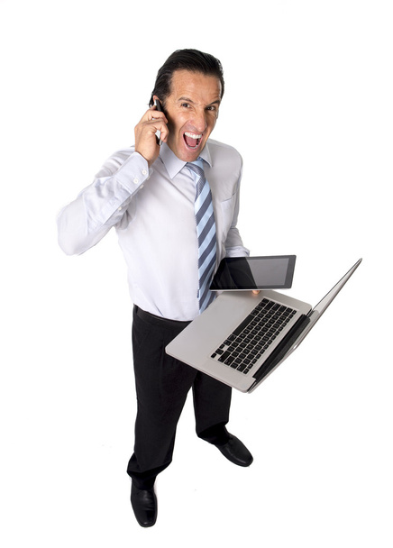 Überarbeiteter Senior-Geschäftsmann Multitasking mit Computer, digitalem Tablet und Handy im Stress - Foto, Bild