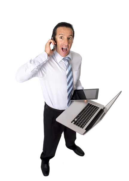 przepracowany starszy biznesmen wielozadaniowość z komputerem, cyfrowy tablicowy i telefon komórkowy w stres - Zdjęcie, obraz