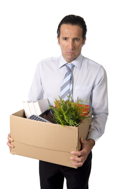 Senior Geschäftsmann trägt Büro Box von der Arbeit gefeuert traurige Verachtung - Foto, Bild