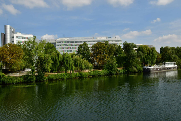 Rueil Malmaison; France - july 26 2022 : the picturesque city view from the middle of thr Seine river  - Photo, image