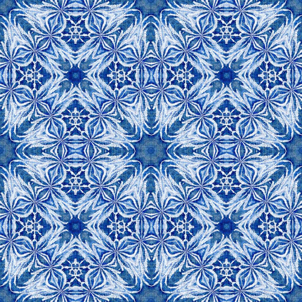 Indigo blue snow flake damask pattern background. Frosty painterly effect seamless backdrop. Festive cold holiday season wall paper tile - Foto, Imagen