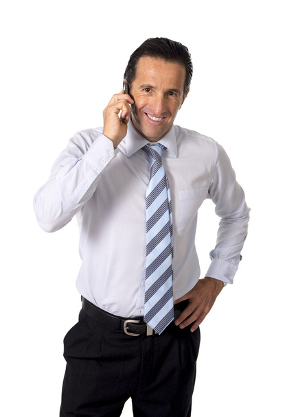 Atrakcyjny pewnie starszy Hiszpanie biznesmen w pracy biznesowe rozmowy na telefon komórkowy stojący - Zdjęcie, obraz