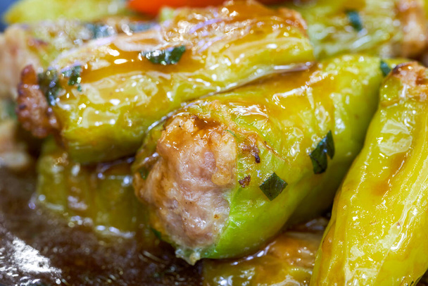 Вкусное и классическое китайское блюдо, фаршированное мясом чили - Фото, изображение